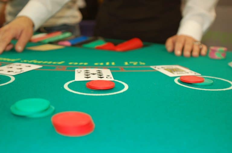 Πώς παίζεται το live blackjack online – Κανόνες